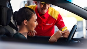 Employee giving Shell Clubsmart